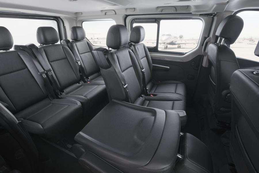 Интерьер Opel Vivaro Tourer BiTurbo 2017 года  (фото 7 из 19)